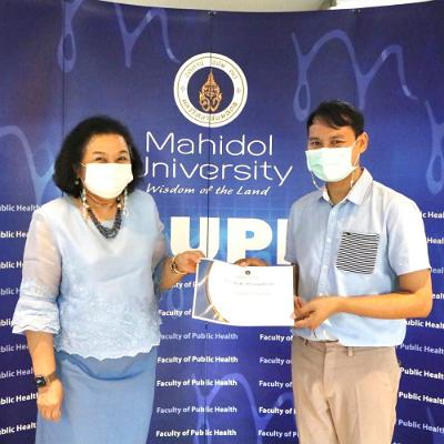 มอบประกาศนียบัตร8