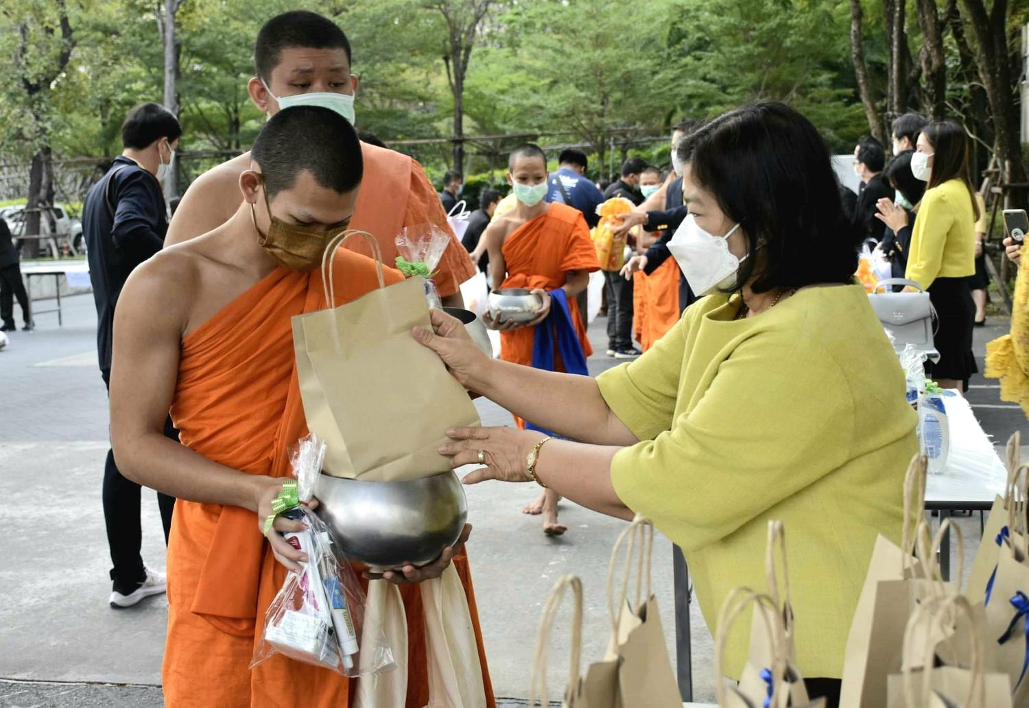 รัชกาลที่ ๙4