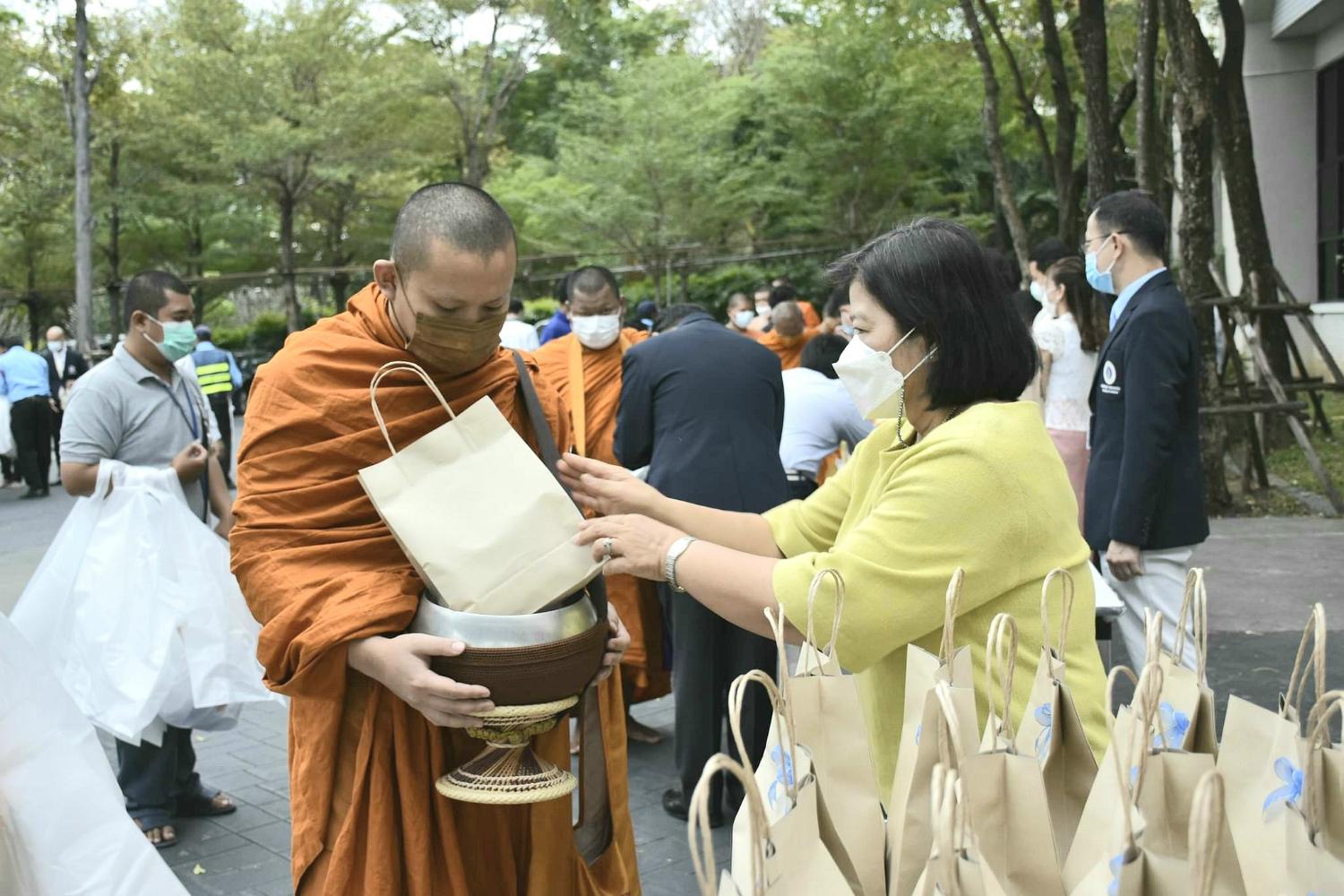 ร่วมพิธีทำบุญตักบาตร2