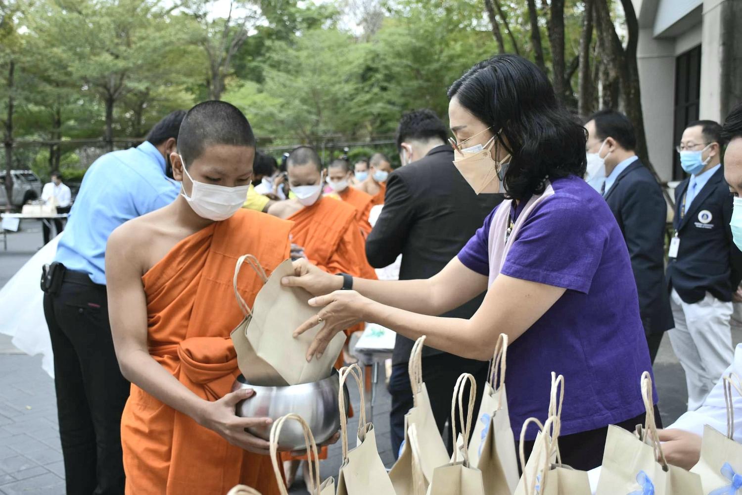 ร่วมพิธีทำบุญตักบาตร3