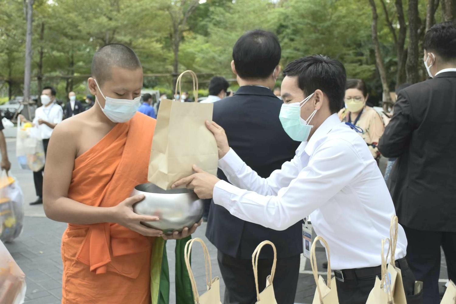 ร่วมพิธีทำบุญตักบาตร4