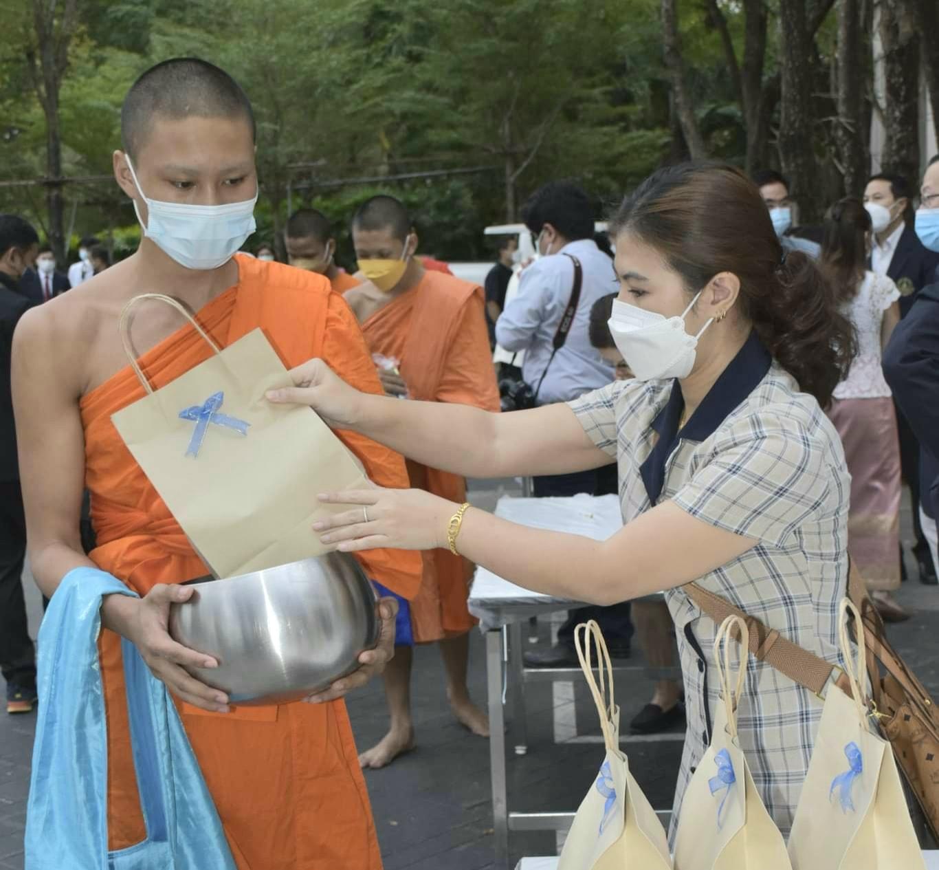 ร่วมพิธีทำบุญตักบาตร5