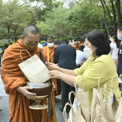 ร่วมพิธีทำบุญตักบาตร2