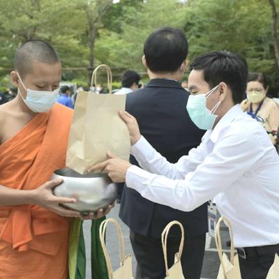 ร่วมพิธีทำบุญตักบาตร4