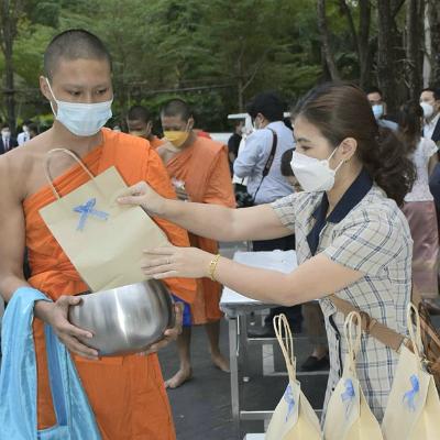 ร่วมพิธีทำบุญตักบาตร5
