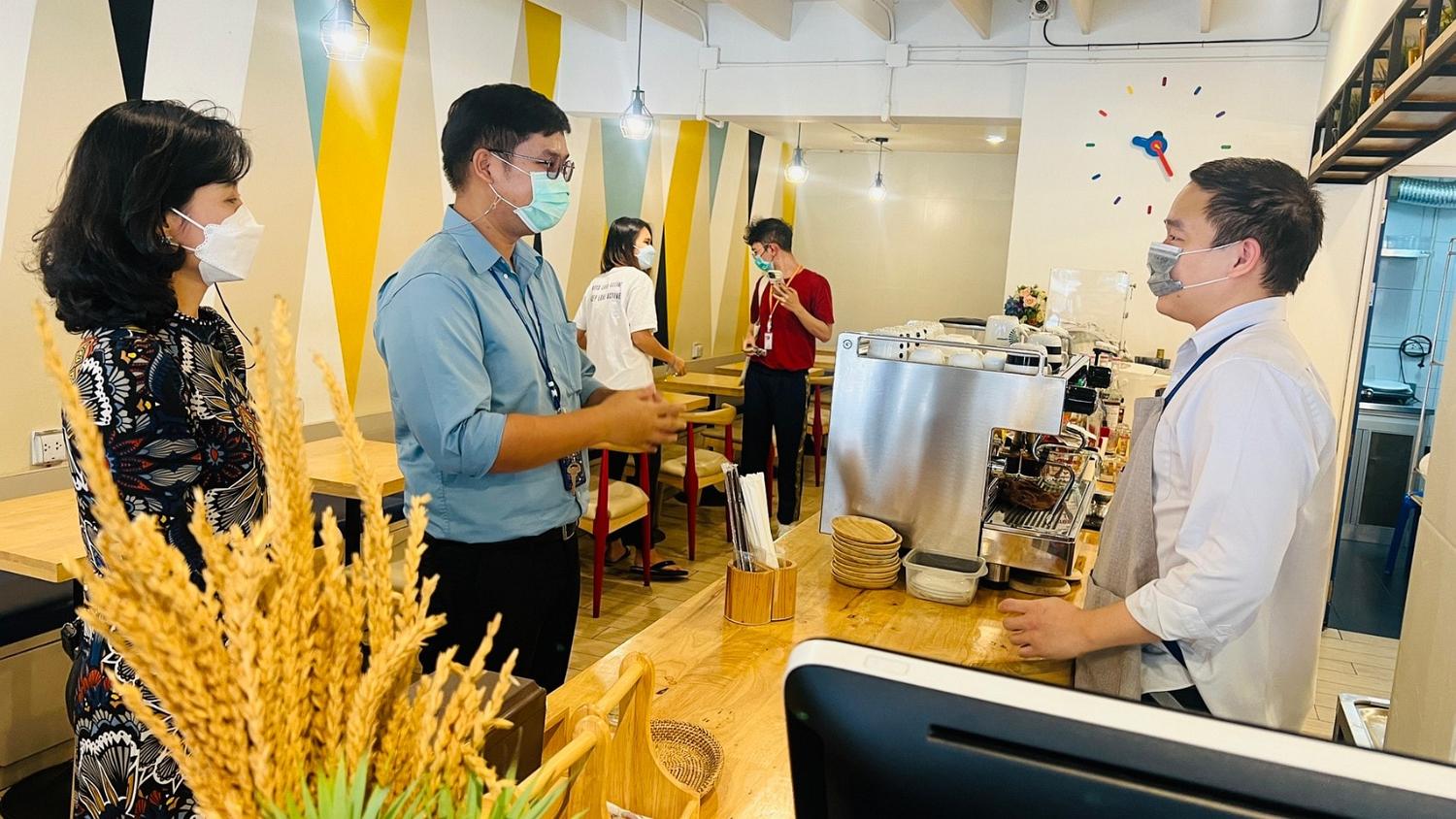 เยี่ยมชมผู้ประกอบการและร้านค้าในชุมชน2